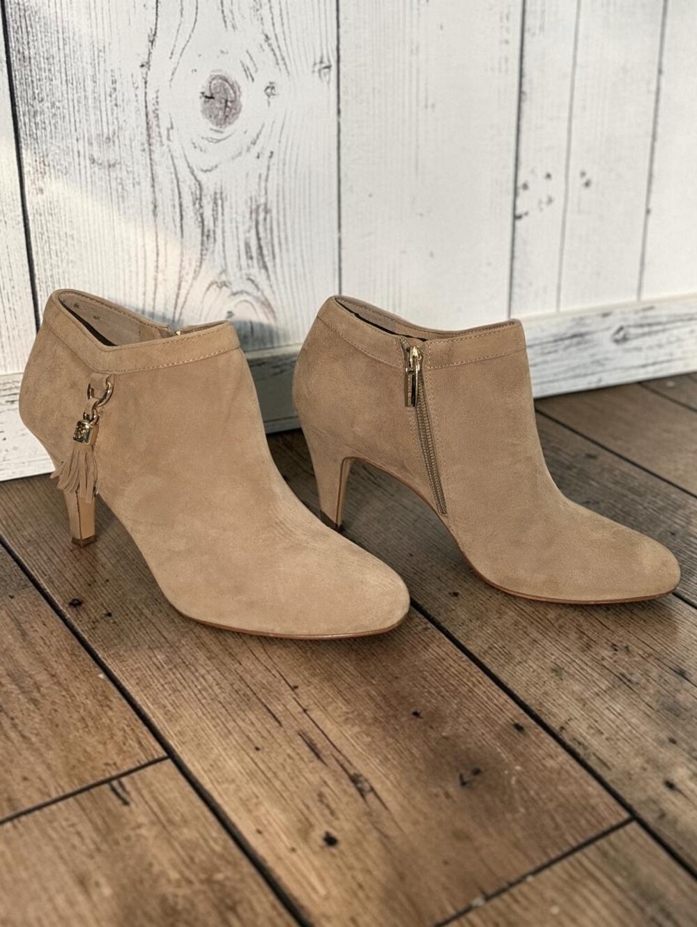 Vince Camuto Taupe Suede Tassel Ankle Booties Women’s 8M